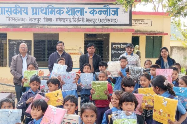 बैगा बहुल ग्राम कन्नौज की प्राथमिक विद्यालय के बच्चों को बांटे गए गर्म कपड़े